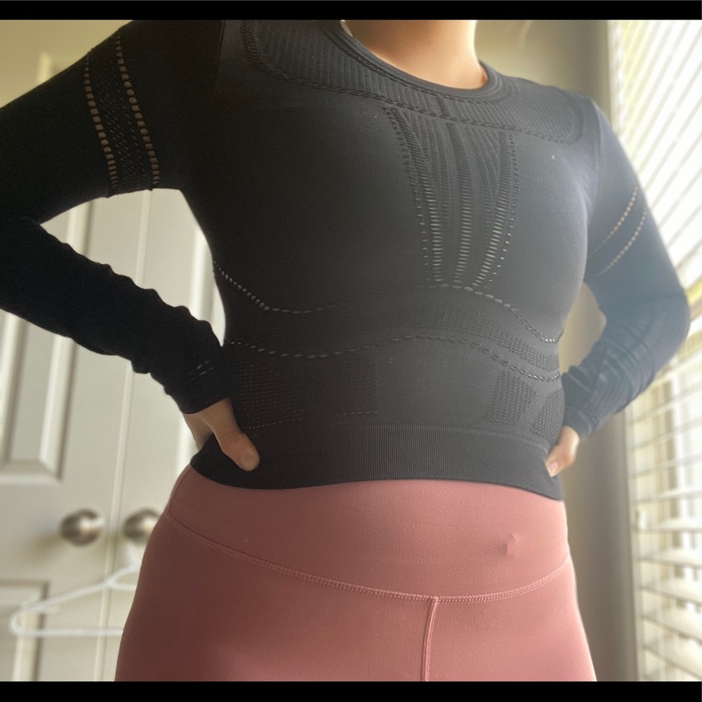 Jaymee mesh L/S Top.  Color black.  Athletic top.